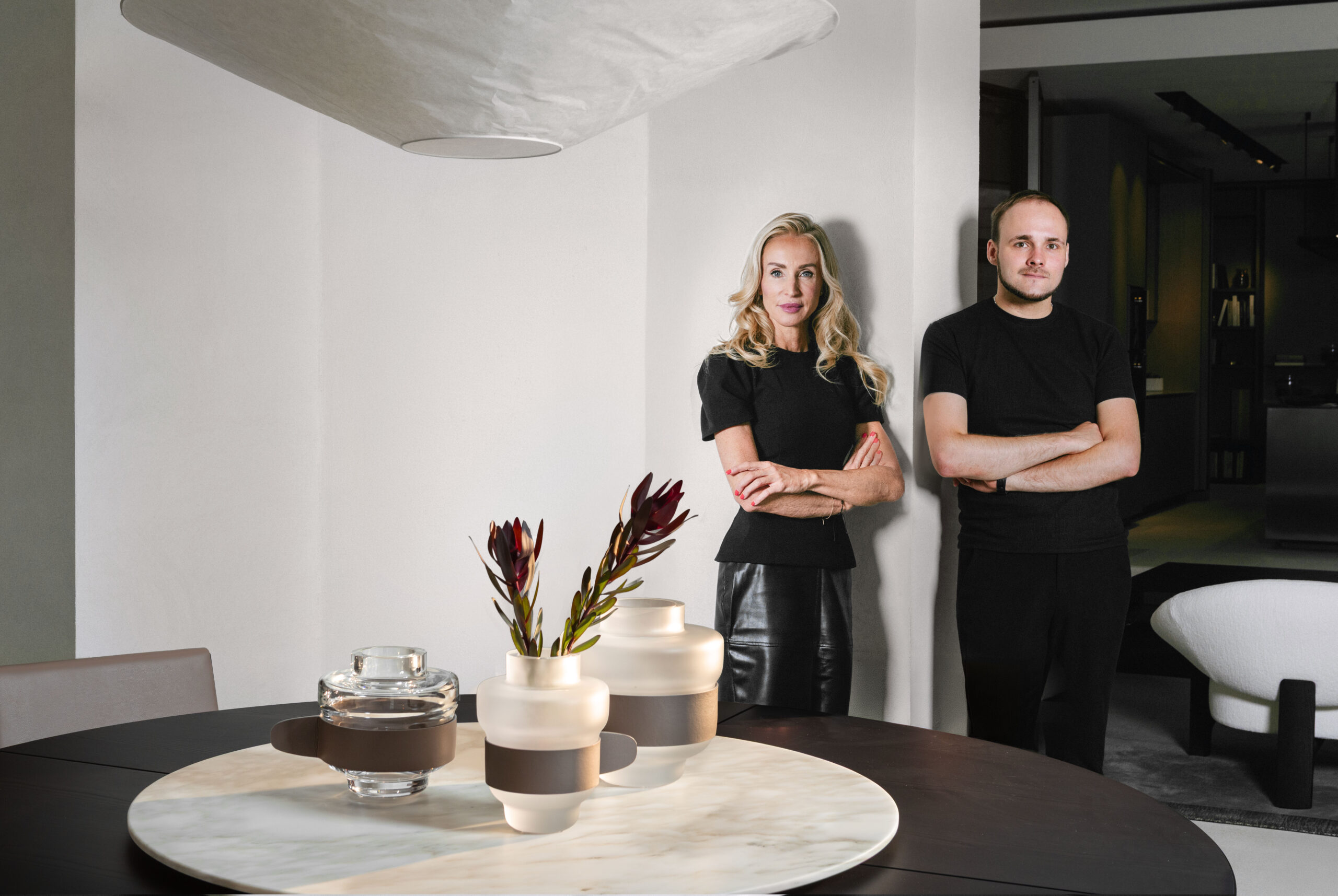 Spojení prostorové vize a sklářské tvorby: Interiérová designérka Kateřina Šindelářová a sklářský designér František Jungvirt představují společnou kolekci váz